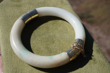 Load image into Gallery viewer, VINTAGE Jadeite Hinged Bangle
