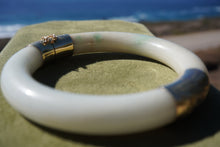 Load image into Gallery viewer, VINTAGE Jadeite Hinged Bangle
